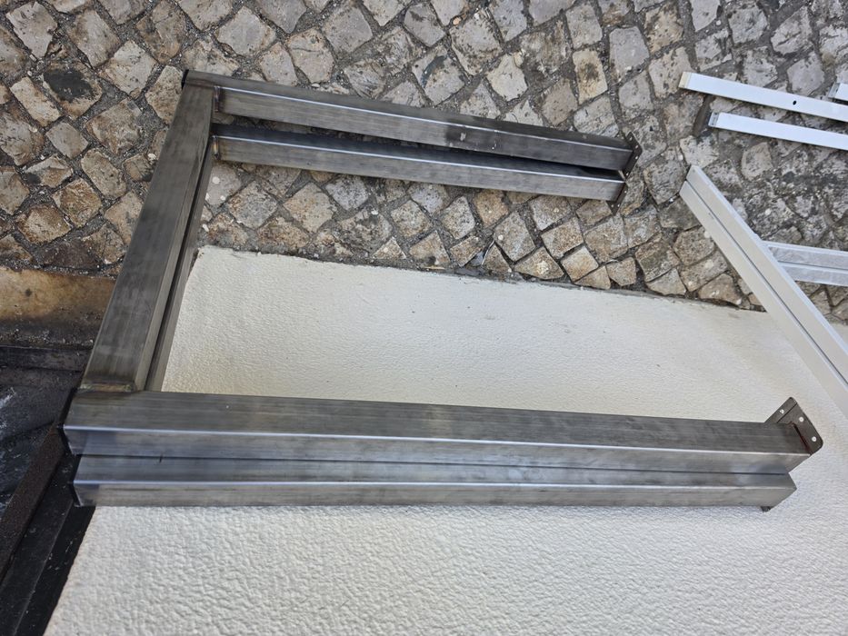 Secretaria com tampo branco e pés em inox