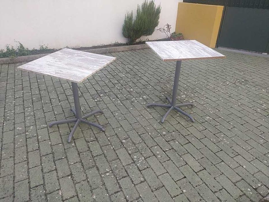 Mesas quadradas (30€) e mesas retangulares (35€)