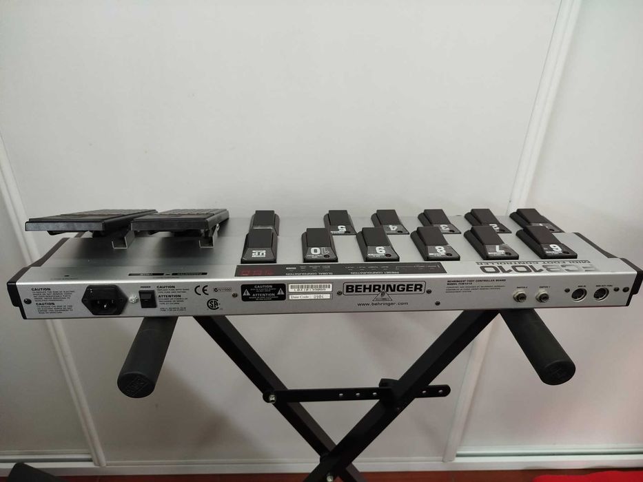 Pedaleira MIDI "BEHRINGER FCB1010" MIDI Foot Controller