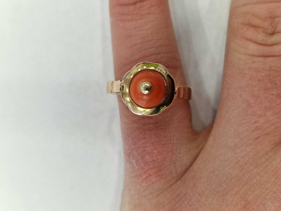Złoty pierścionek damski/ 583/ 3.75 gram/ R19/ Koral/ 1986-96