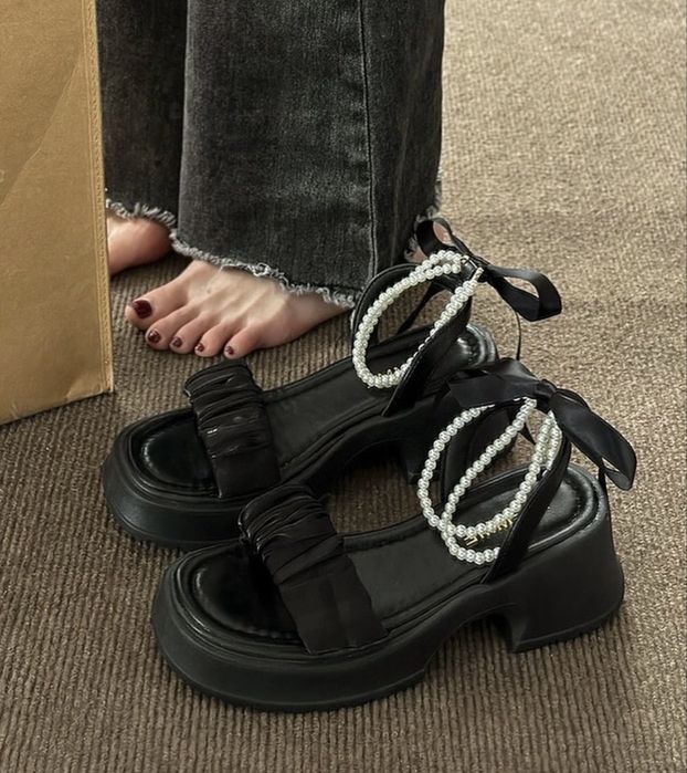 czarne sandały z perłami