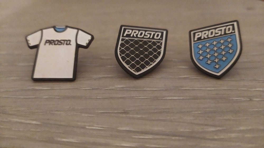 Znaczki wpinki prosto , adidas