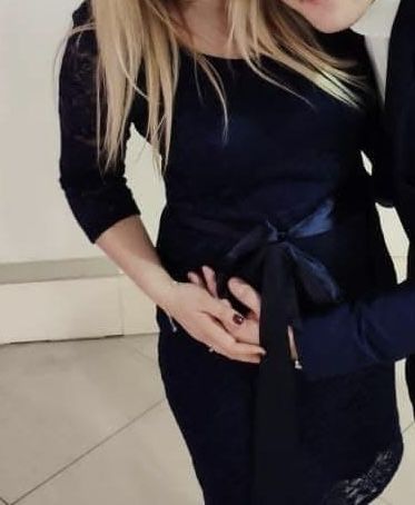 Elegancka koronkowa sukienka ciążowa