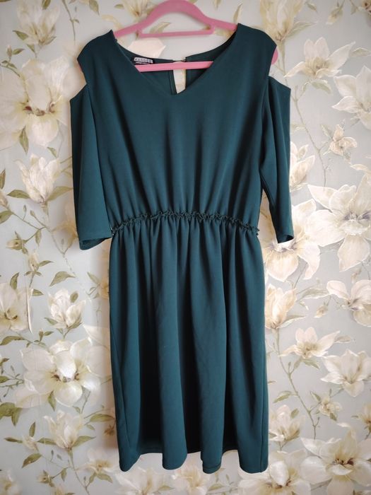 Платье зеленое с открытыми плечами осень зима Karree XL