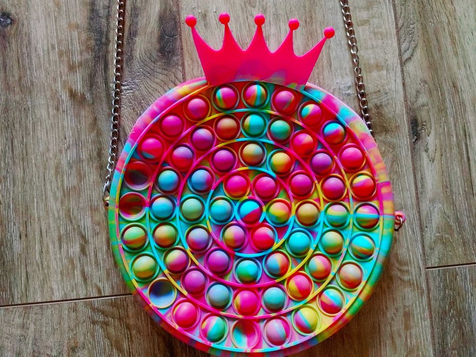 Urocza torebka sensoryczna dla dziewczynki na łańcuszku Pop It