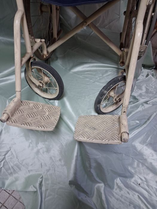 Cadeira de rodas antiga