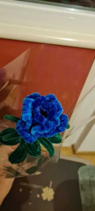 sztuczna róża na prezent