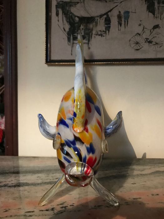 Peixe colorido em vidro