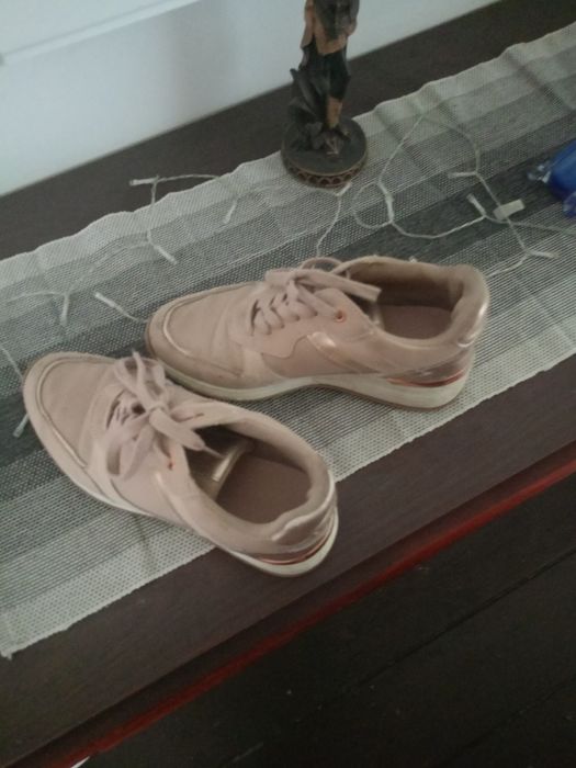 Sprzedam buty na wysokiej podeszwie