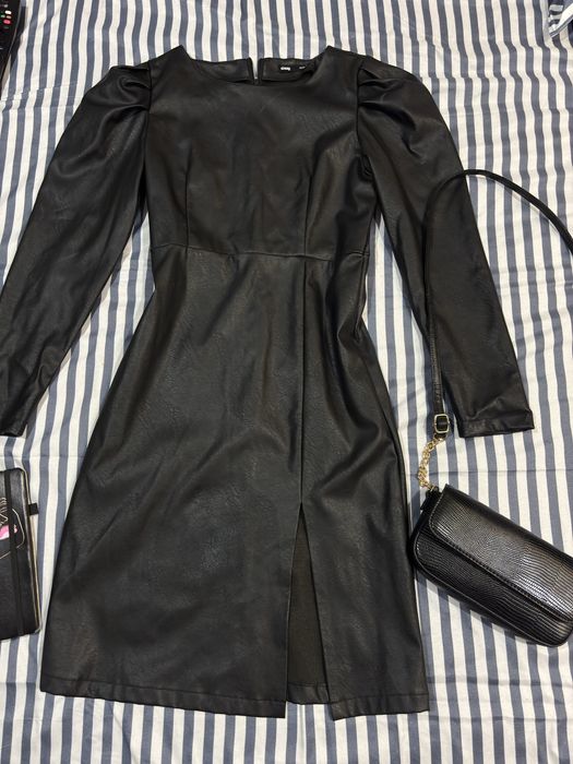 Платье из кожзама