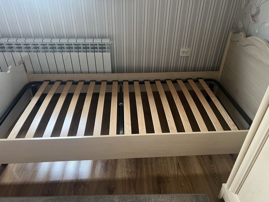 Продається 2 ліжка з матрасом, стіл