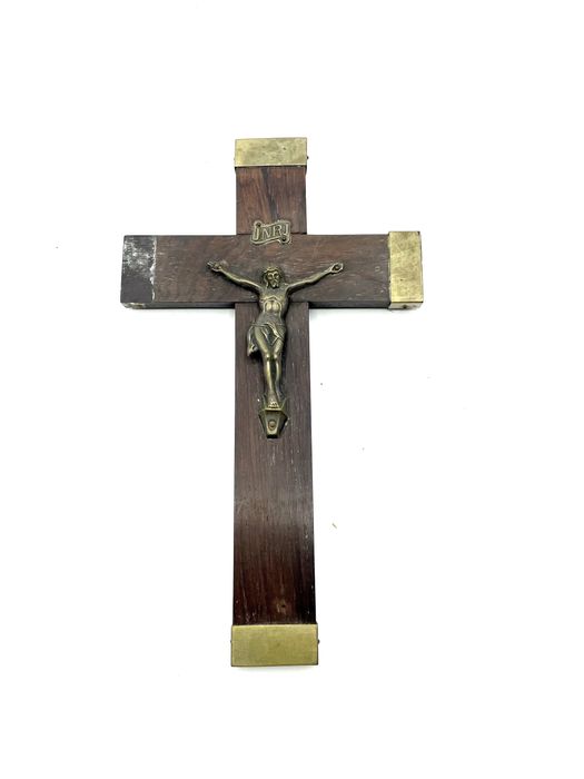 Crucifixo de parede em pau santo e prata