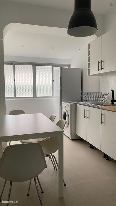 Quarto - localizado em Oeiras Lisbon