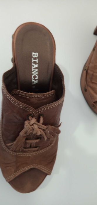 Vendo sandálias em pele em tom castanho com tacão em madeira 20€