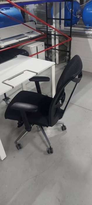 РОЗПРОДАЖ МЕБЛІВ З ОФІСУ, столи, крісла, стелажі, стільці, тумби