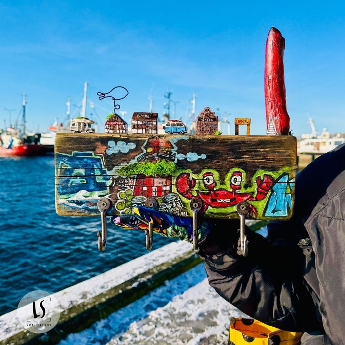 Driftwood | HEL ul.Wiejska, mural, morski wieszak, LUKI SZTUKI