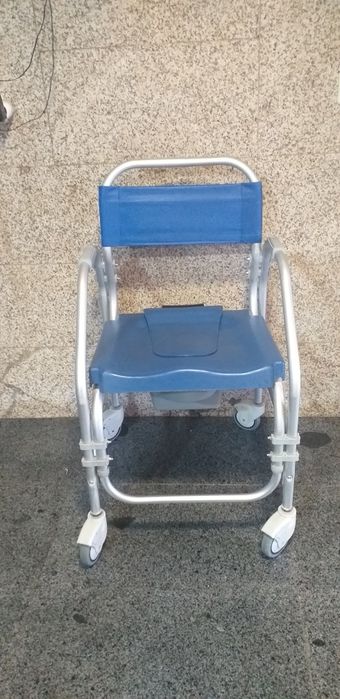 Vendo cadeira de rodas e  cadeira de banho