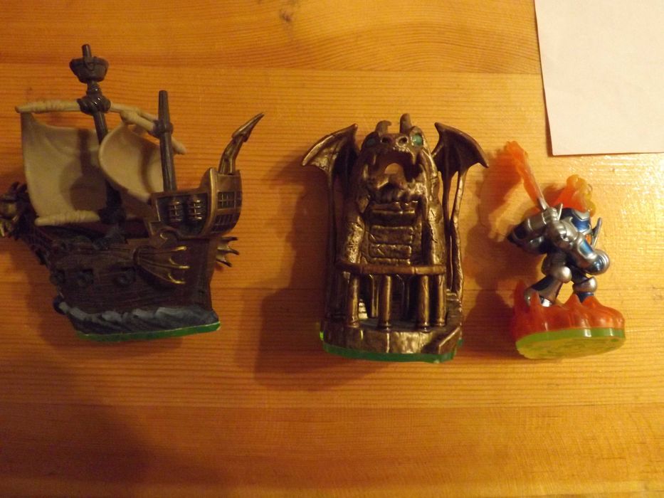 trzy figurki skylanders