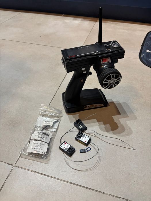 Aparatura, pilot do auta zdalniesterowanego z trzema odbiornikami