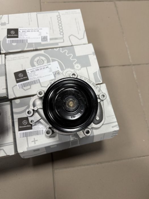 Помпа водяна насос основний охолодження ОМ642 3.0 спрінтер W906 W907