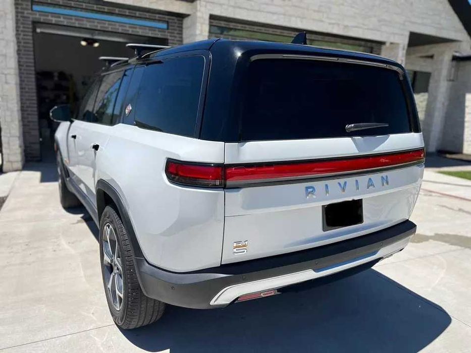 2023 Rivian R1S Adventure