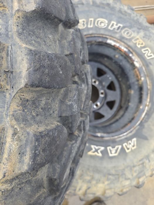 Vendo 4 pneus e jantes furaçao japonesa vj 910 35/12.5/15