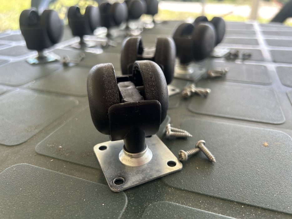 2 conjuntos de rodas (com os respetivos parafusos)