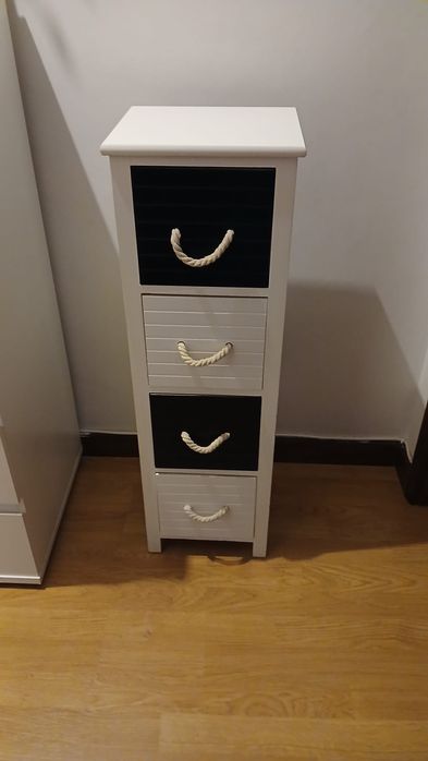 Móvel com 4 gavetas em muito bom estado