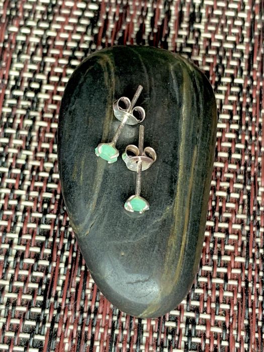 Сережки гвоздики з природними изумрудами срібло 925