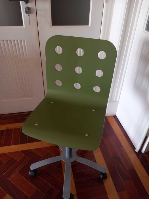 mesa de escritório com 5 cadeiras
