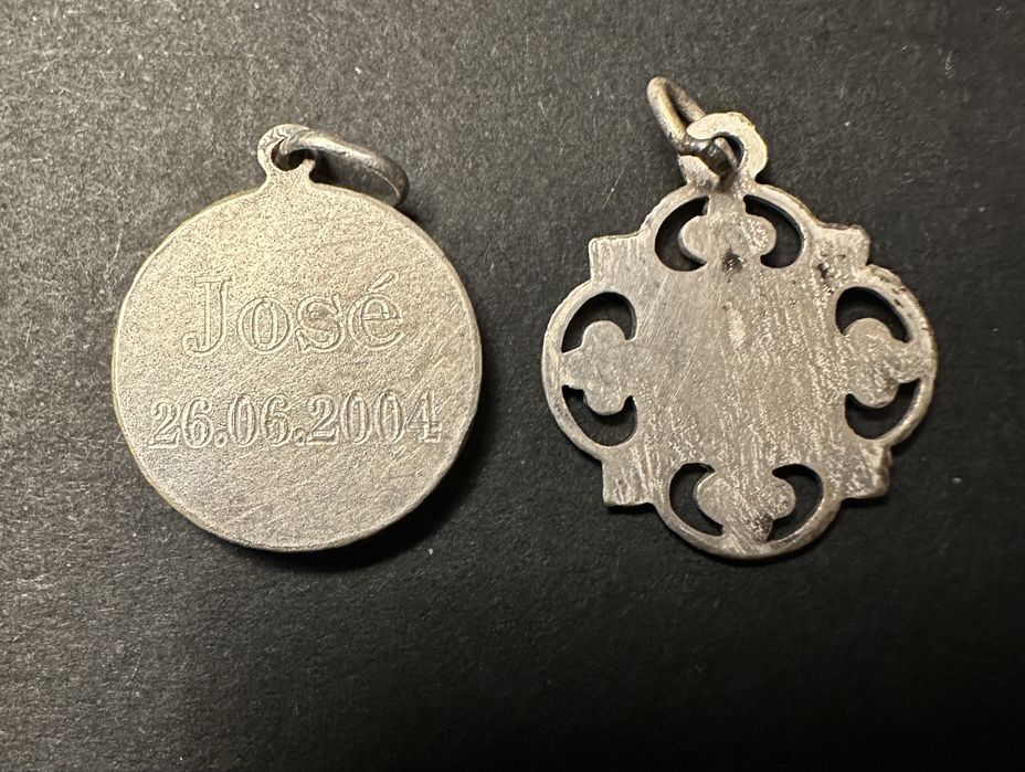 Duas medalhas, S.Pedro e cálice eucarístico, prata
