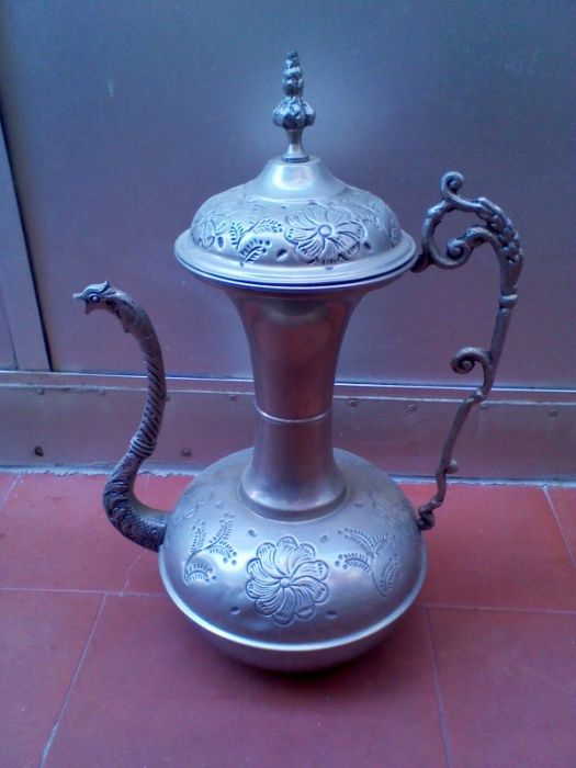 Anfora de metal para decoração
