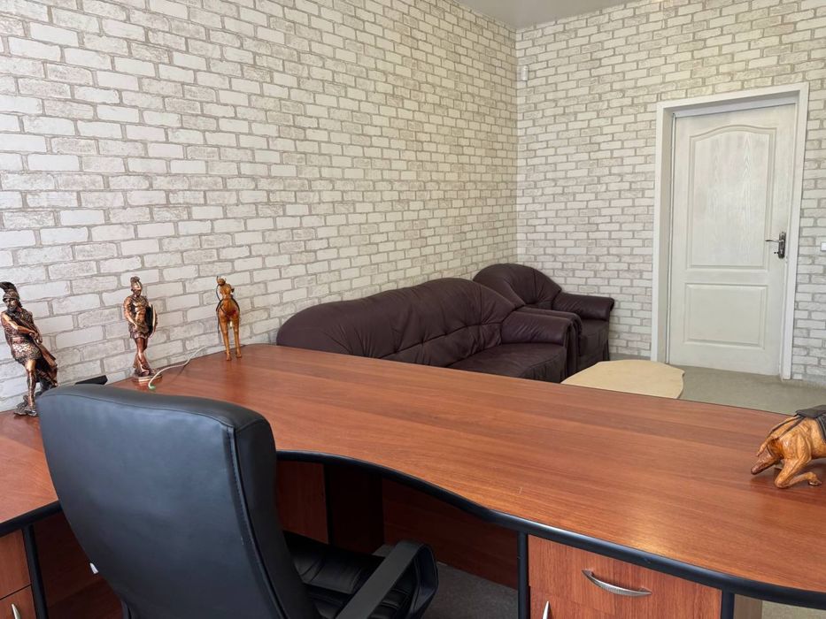 Офіси з ремонтом і меблями по 17 м2 за 3000 грн плюс світло