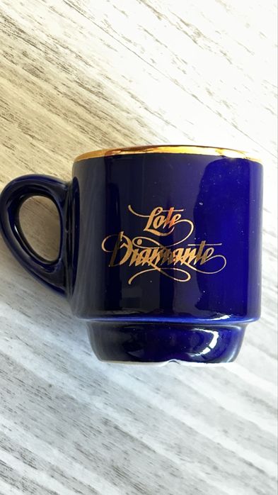 Chávenas de café e pires