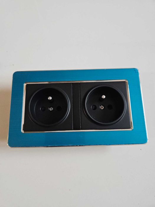 Podwójne podtynkowe gniazdo sieciowe 16A, wysoka jakość, Ramka srebrna