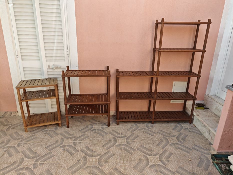 Três estantes de ripas