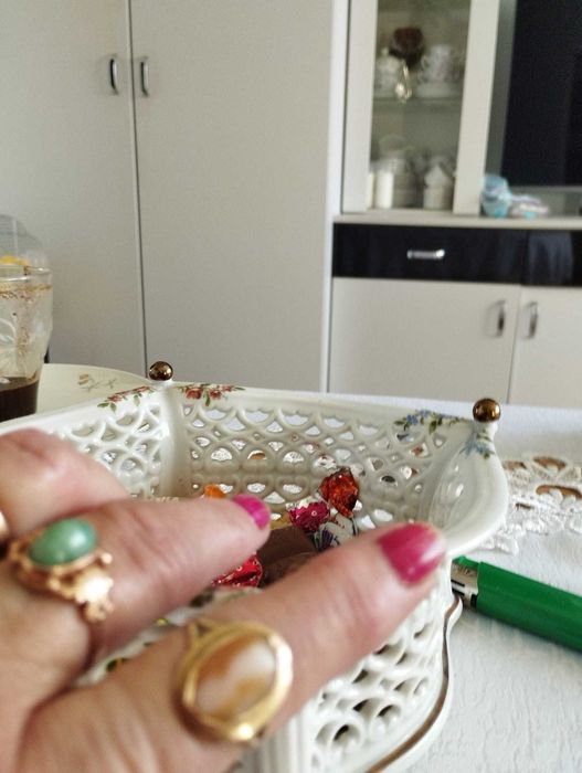 Sprzedam złoty pierścionek antyczny z kameą 585