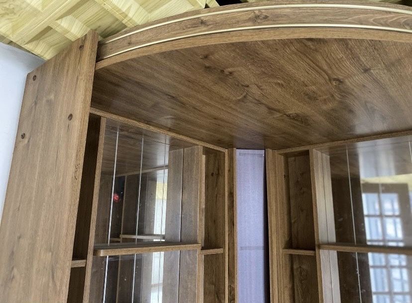 Bar de madeira com balcão