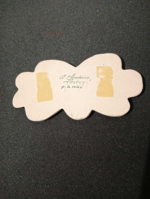 Placa cerâmica pintada à mão “Quarto da Carina” – decoração única