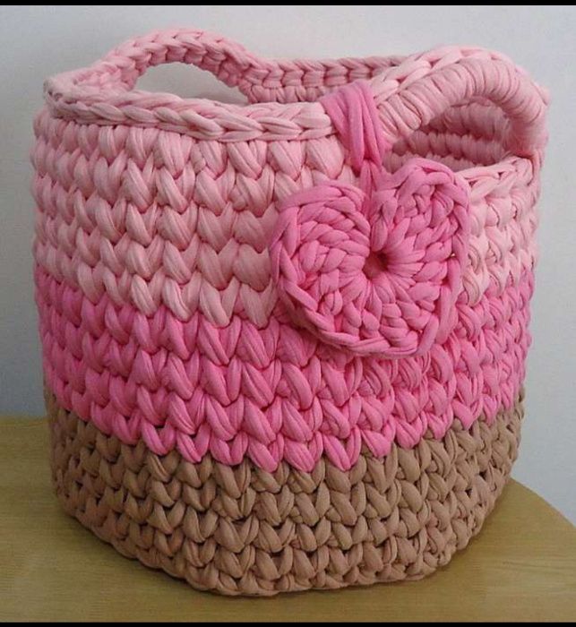 Cestas para brinquedos feitas à mão em crochê.