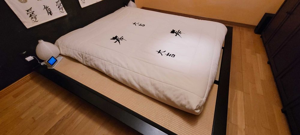 Cama com base em tatami e madeira Wenge