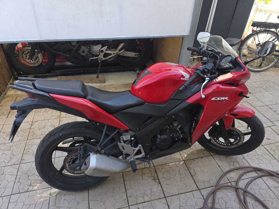 Honda CBR 125 com mala