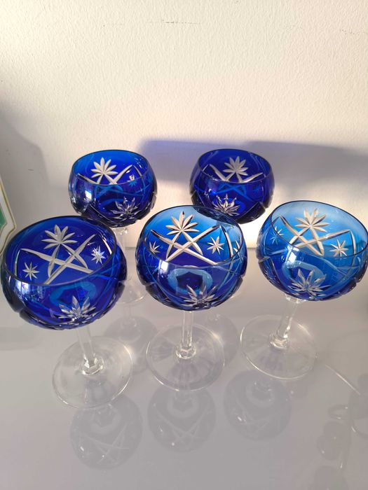 Elegantes copos de cristal lapidado