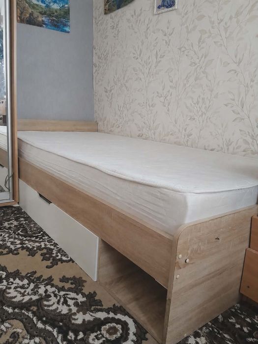Продам ліжко односпальне з великою шухлядою,та матрасом