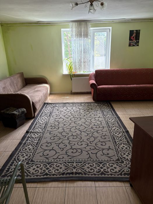 Здається кімната  на старому місті