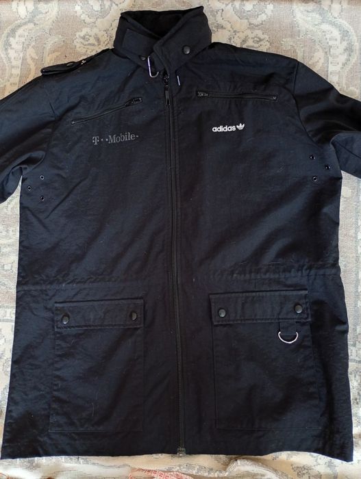 Куртка adidas розмір М,весна-осінь