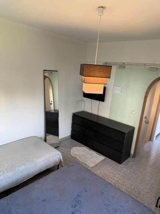 Quarto disponivel mobiliado no centro da Moita p casal c filho ou familiares