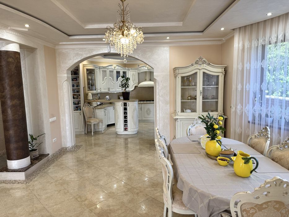 Сучасний будинок з закритим басейном