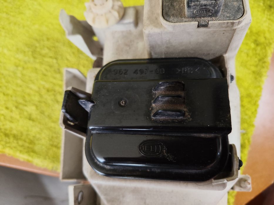 Par Faróis Dianteiros HELLA VW Polo 6N – Esquerdo + Direito