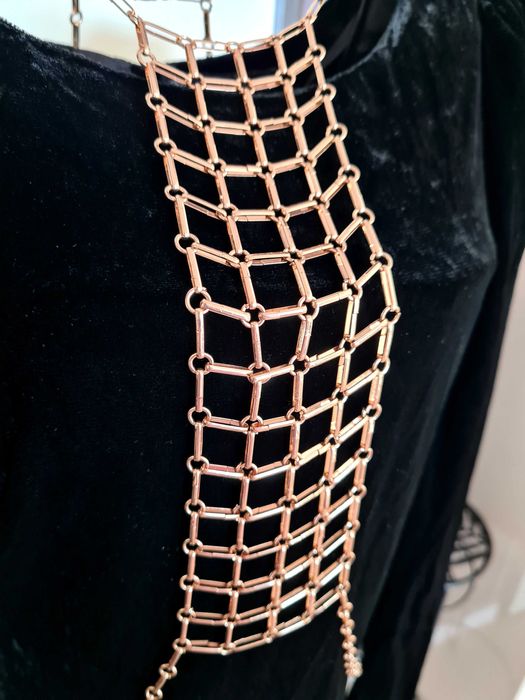 Colar dourado invulgar